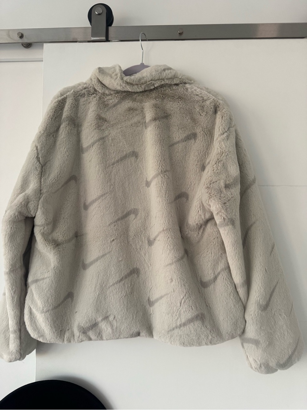 Nike Women's Light Gray Faux Fur Zip-Up Jacket with Subtle Swoosh Pattern - Picture 4 of 4